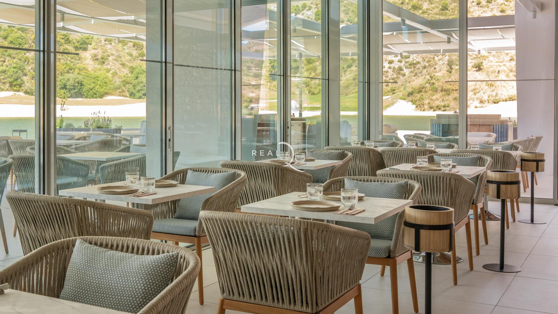 Restaurant - El Lago Club