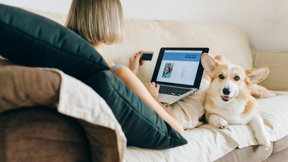 mujer utilizando una tablet