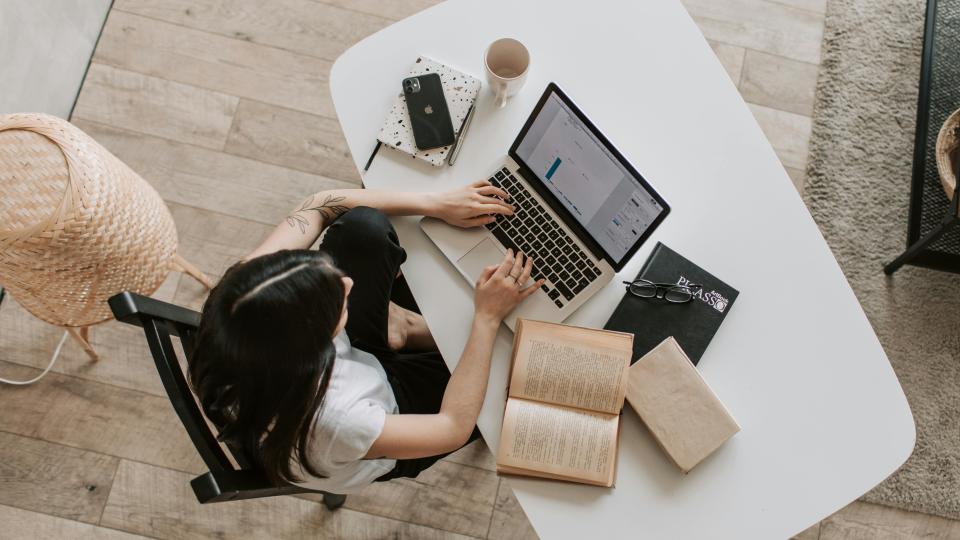 mujer trabajando en un escritorio
